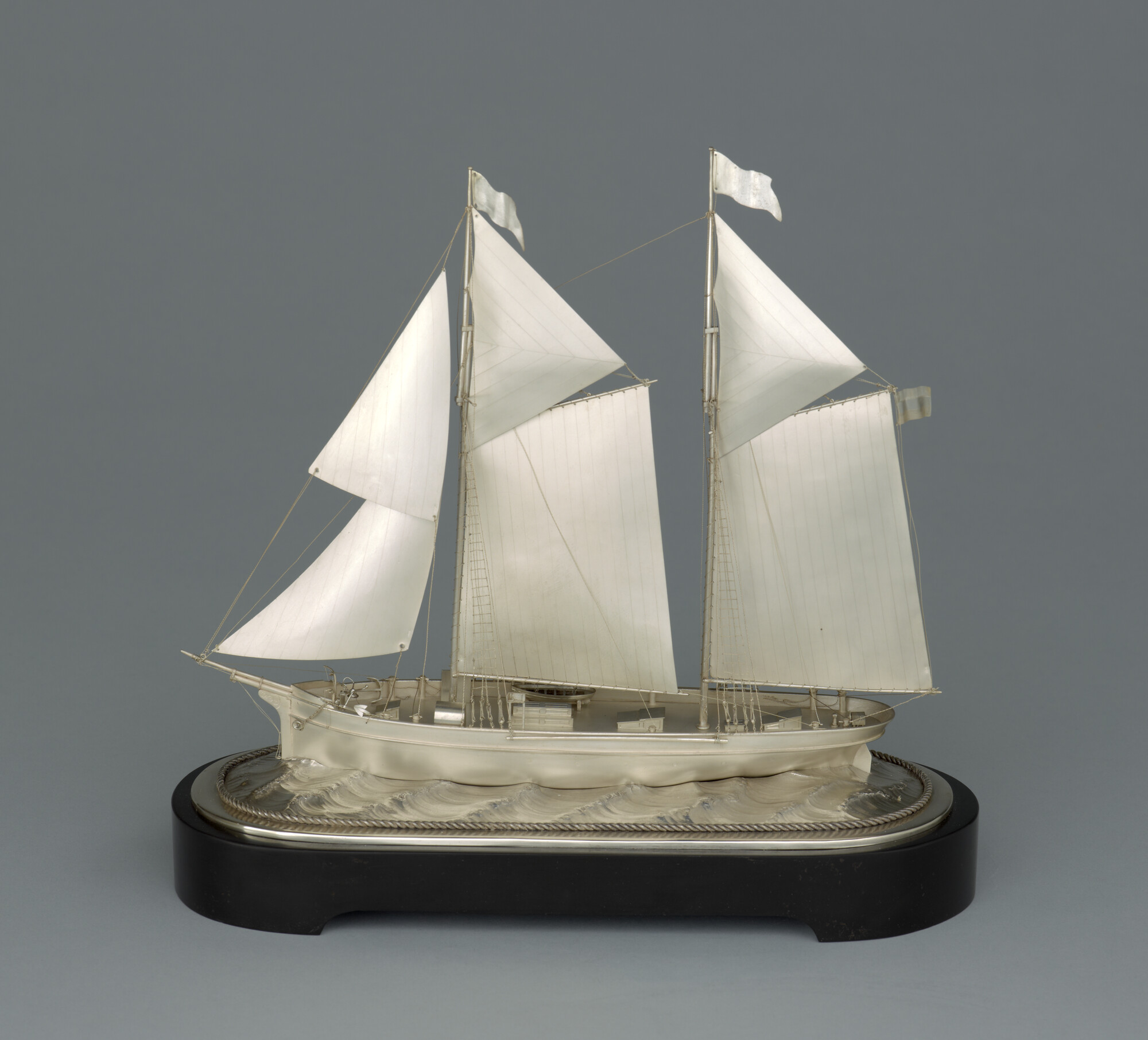 S.4901; Zilveren model van het hospitaalkerkschip De Hoop; scheepsmodel