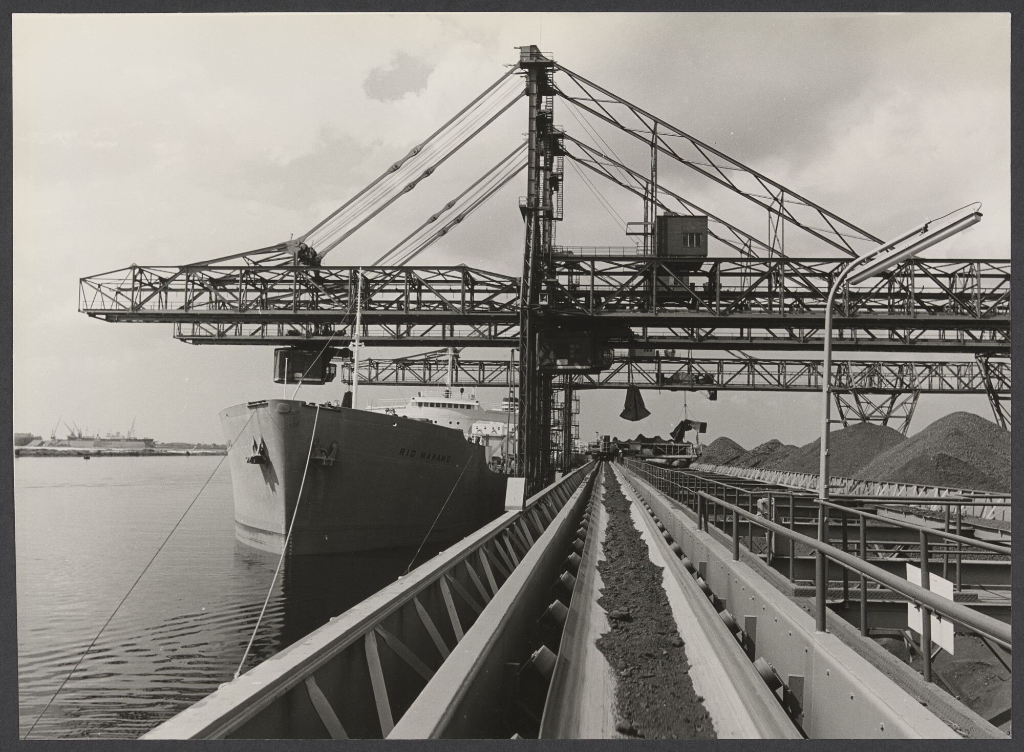 2025.0285; Zwart-wit foto van de Liberiaanse ertstanker ms. Rio Manamo bij het OBA, juli 1968; foto