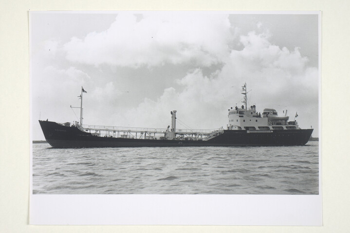 S.5219(12)0291; Foto's van de proeftocht tanker ms. 'Airismaa', gebouwd op de dwarshelling van de ASM; fotoreportage