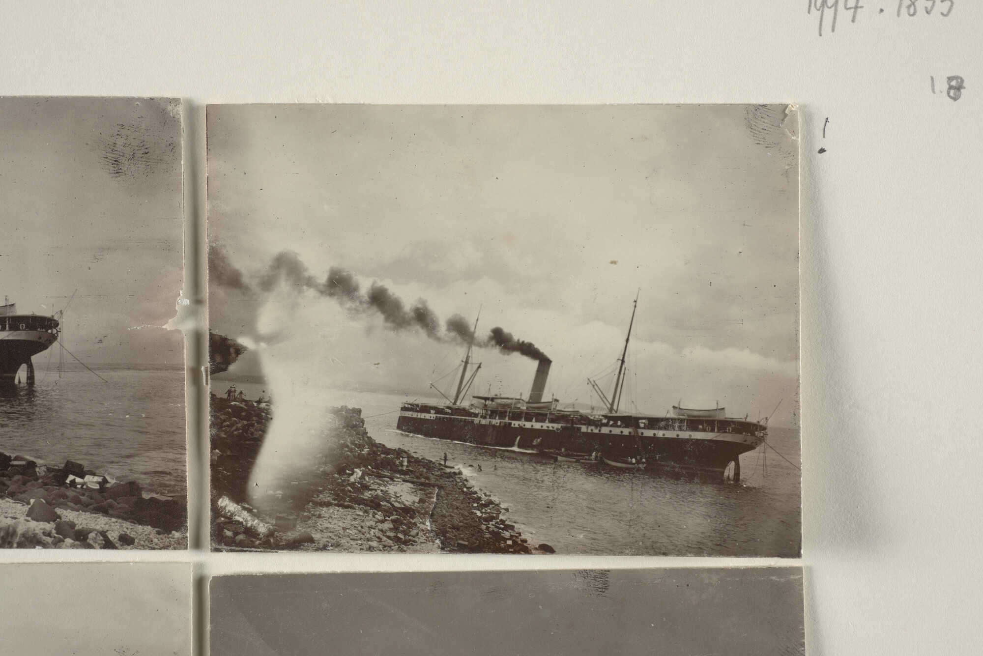 1994.1835; Foto's van de stranding het vracht- en passagiersschip ss. 'Van Imhoff' van de KPM op het eiland Barsoe Banda in 1911; fotoreportage