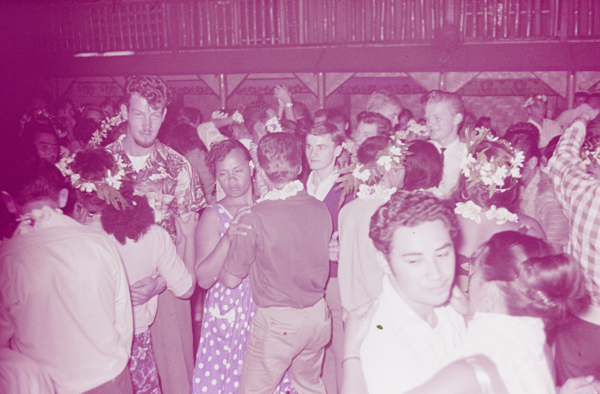 2015.0631; Dia van een dansfeest op Tahiti; diapositief
