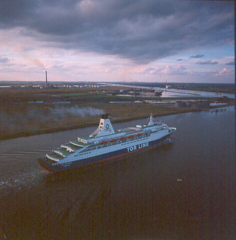 S.9100(8202); Dia van de Zweedse veerboot ms. Tor Britannia van Rederi A/B Tor Line in de [...]; diapositief