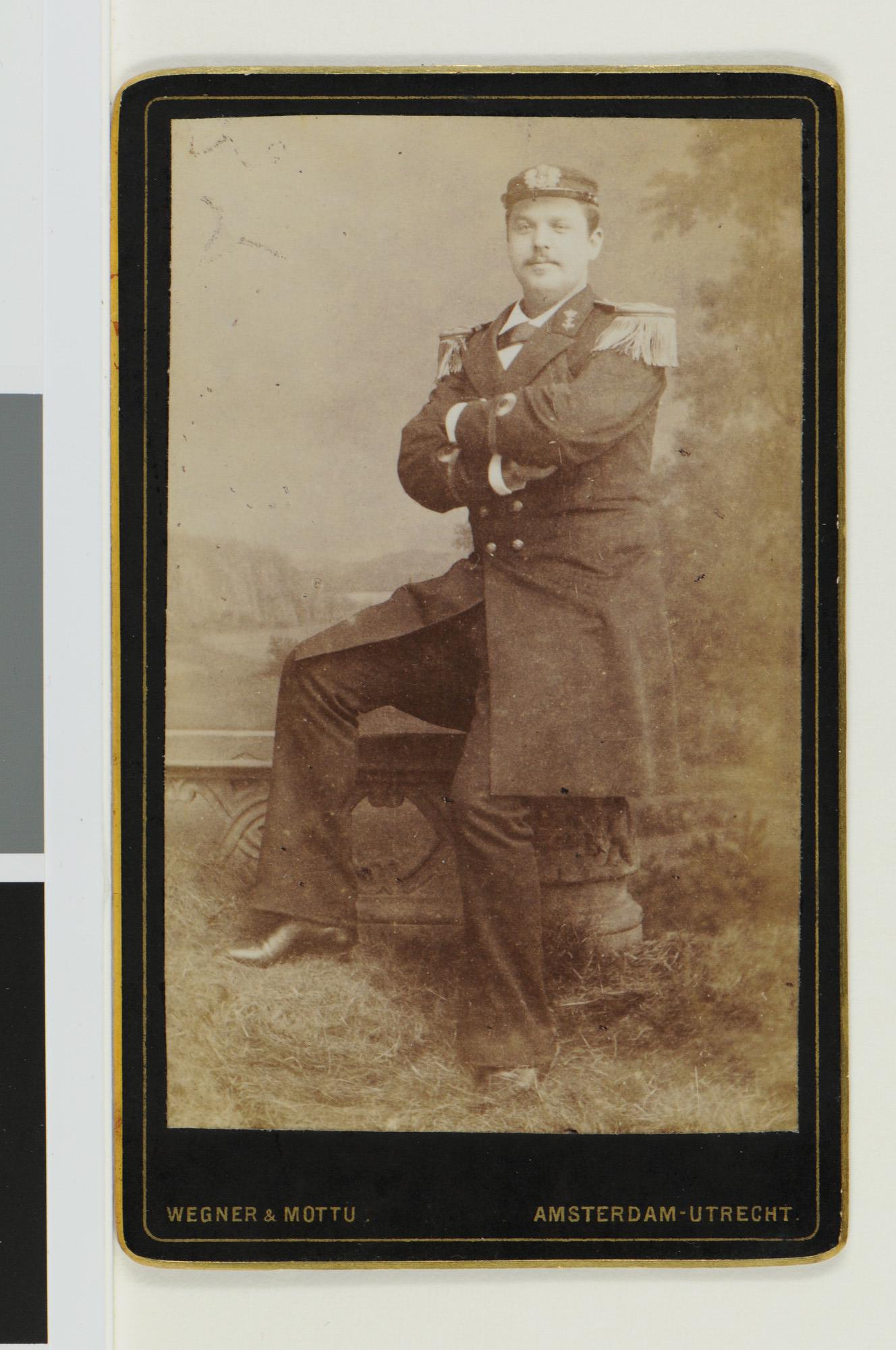 S.0653(16)42; Portretfoto van luitenant ter zee tweede klasse M.E.B.J. Kluit; foto