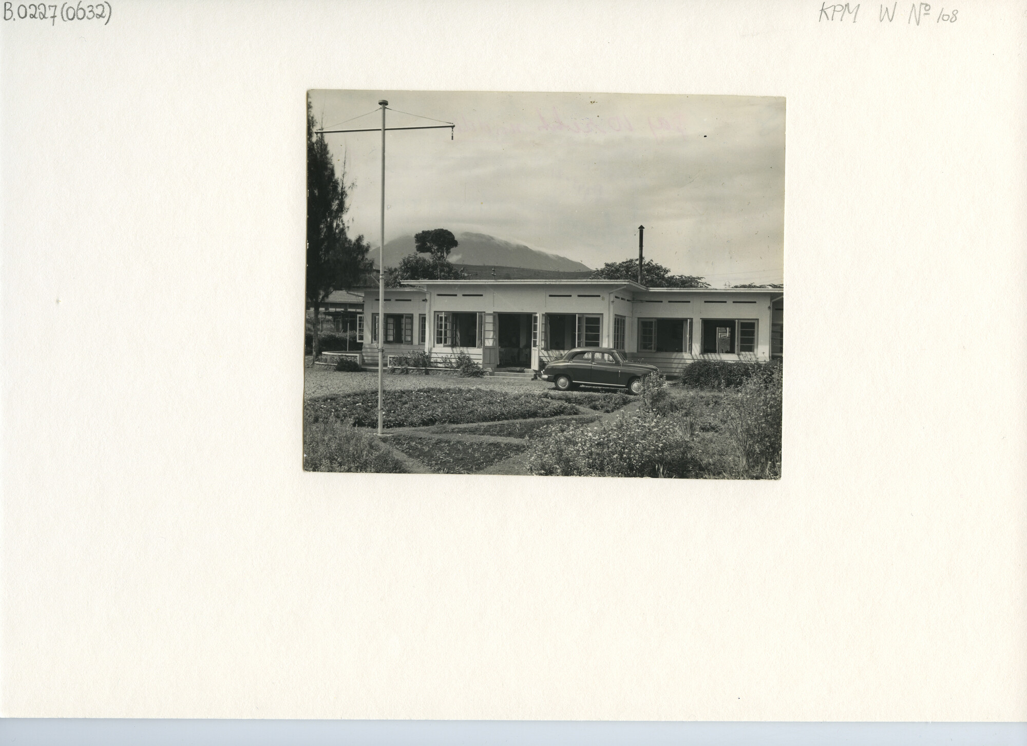B.0227(0632); Het verlofcentrum van de KPM te Tjiapajoeng [...]; foto