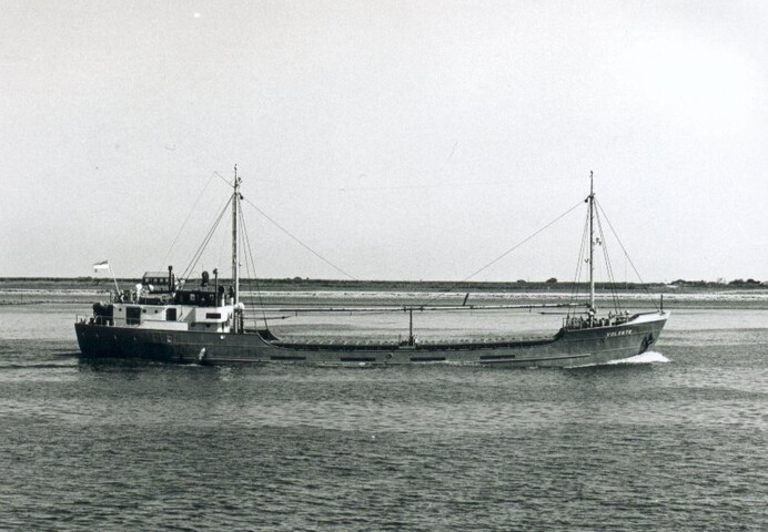2000.5751; De coaster ms. Volente van Rederij ms. Volente uit Delfzijl (Carebeka) [...]; foto