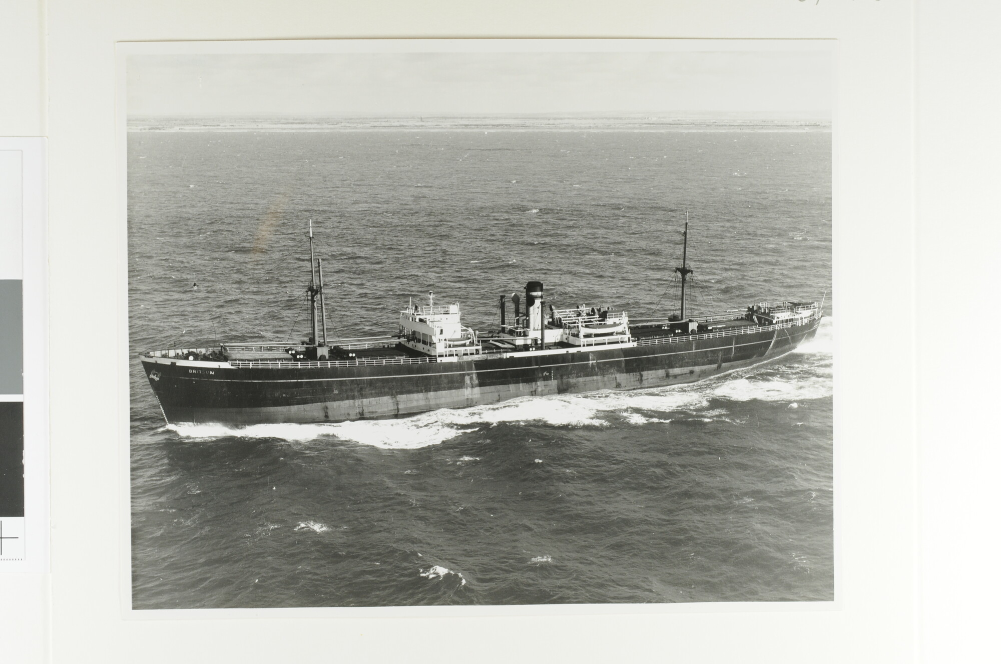 S.7032(056); Luchtfoto van het vrachtschip ms. Britsum (ex- Empire Halley & Pieter de Hoogh van de NV; foto