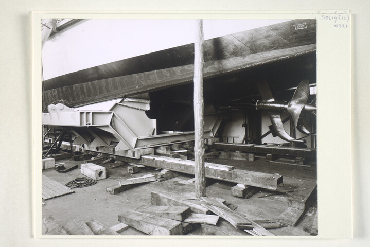 S.5219(12)0321; Foto's van de bouw van de houten ondiepwatermijnenveger Hr.Ms. 'Lacomblé' (M 870) gedeeltelijk in de bouwloods en gedeeltelijk op de langshelling van de ASM; fotoreportage