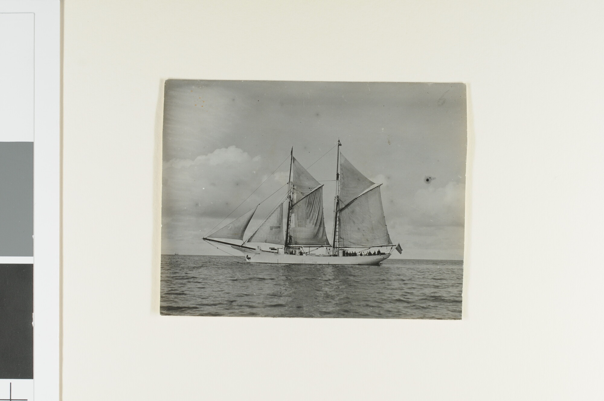 S.0278(02); Het hospitaalkerkschip De Hoop gezien op zee; foto