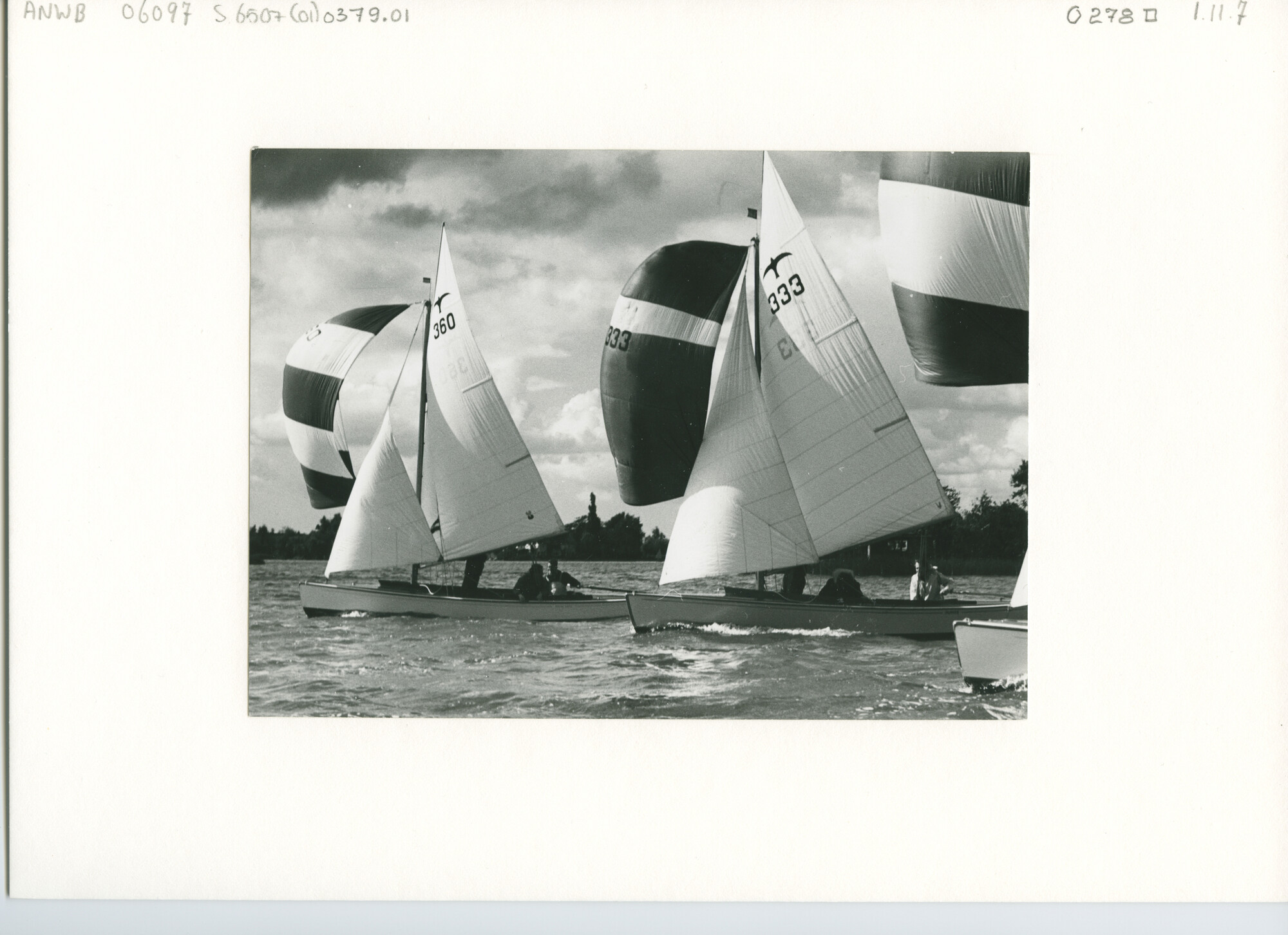 S.6507(01)0379.01; Foto van de Goudse Zeilweek 1961: ondermeer tegenlicht-opname van voor de wind varend Valken; foto