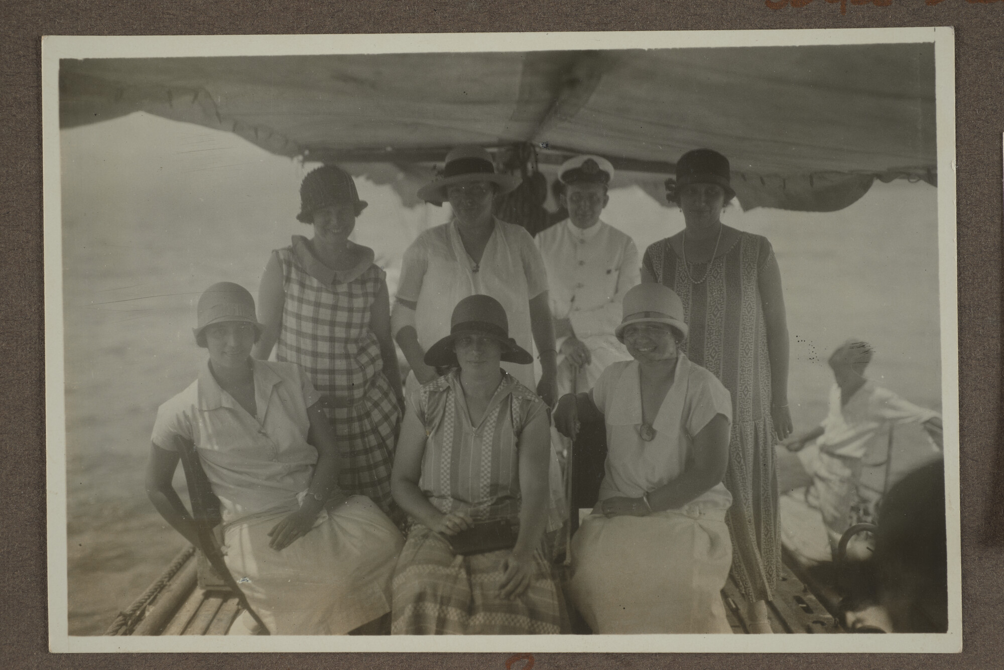 1994.2053; Negen losse bladen uit een album met fotos van de onderzeeboot Hr.Ms. K [...]; fotoreportage