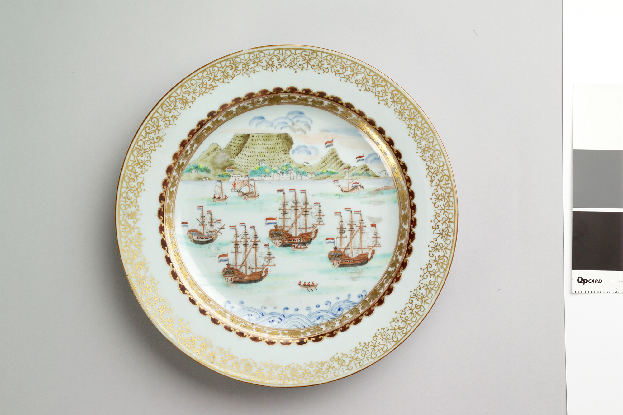 S.2731(01); Bord van Chinees porselein, met een voorstelling van de Tafelbaai; plat bord
