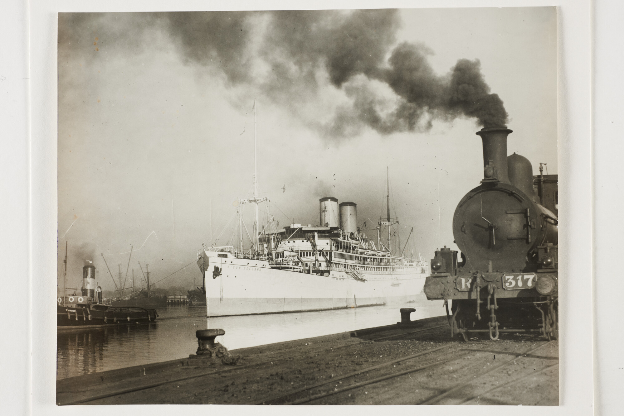 B.0227(0274); Het passagiersschip ss. 'Nieuw Zeeland' van de KPM in de haven van (vermoedelijk) Sydney of Melbourne [...]; foto