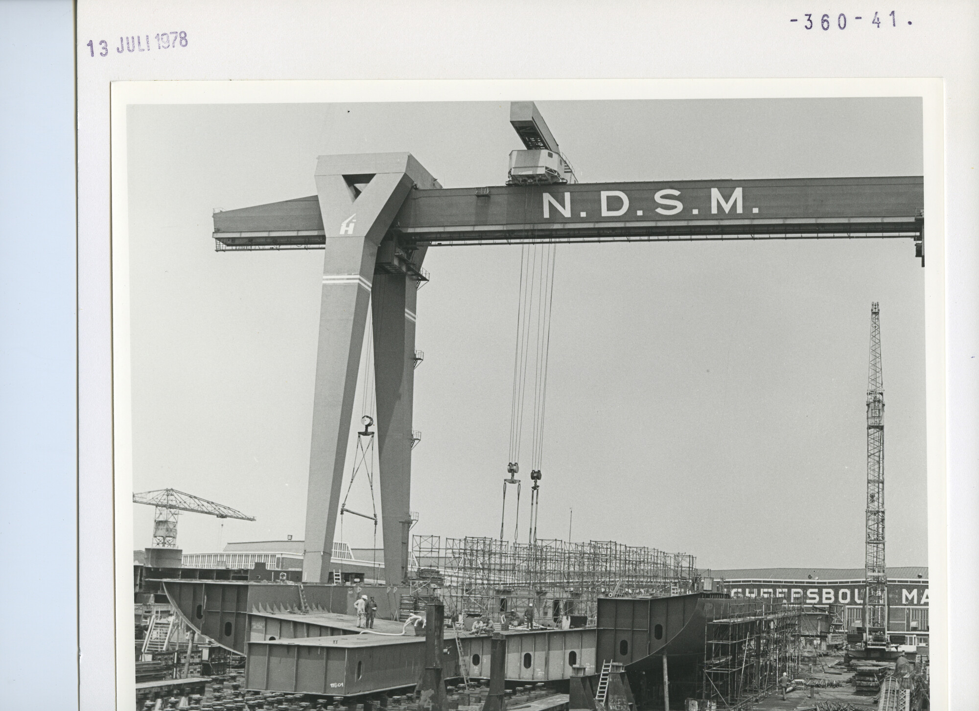 S.5444(6079)03; Foto van het containerschip ms. Incotrans Speed in aanbouw op helling II/III van de NDSM; foto