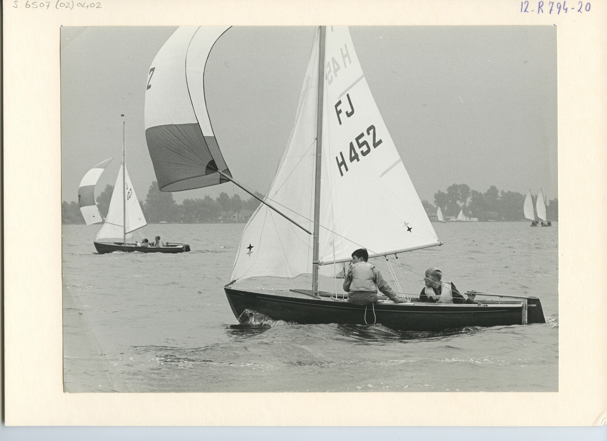 S.6507(02)0402.05; Zwart-wit foto van het Europees Kampioenschap Flying Junior 1964 op de Loosdrechtse Plassen; foto