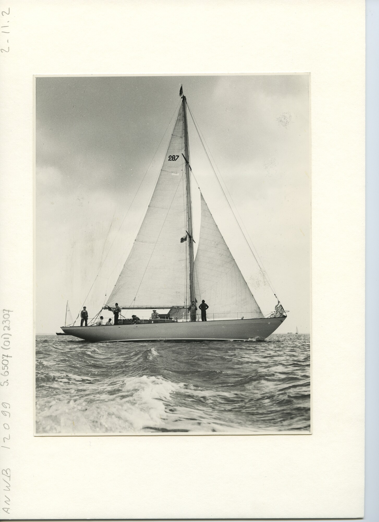 S.6507(01)2307; Start Fastnet Race 1955 te Cowes (Isle of Wight) van de oceaanracer Olivier van Noort (F.G.W. Goudriaan) zeilnummer 287; foto