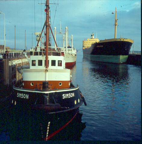 S.9100(1140); Dia van de grote sluis (Noordersluis), met grote tanker Anneliese, coaster; diapositief