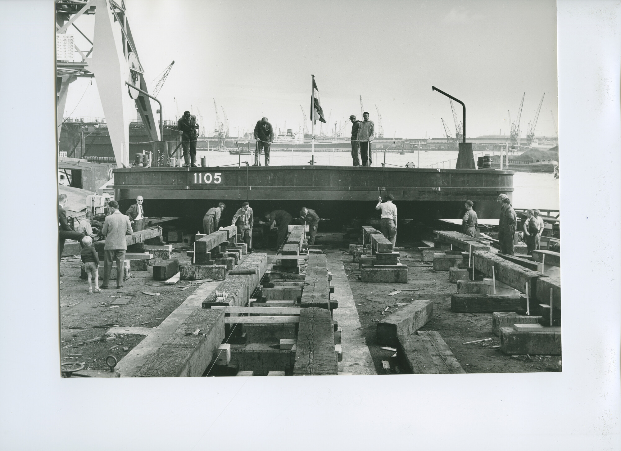 S.5621(01)0105; Foto van drijvende 30 tons kranen voor Argentinië.; foto