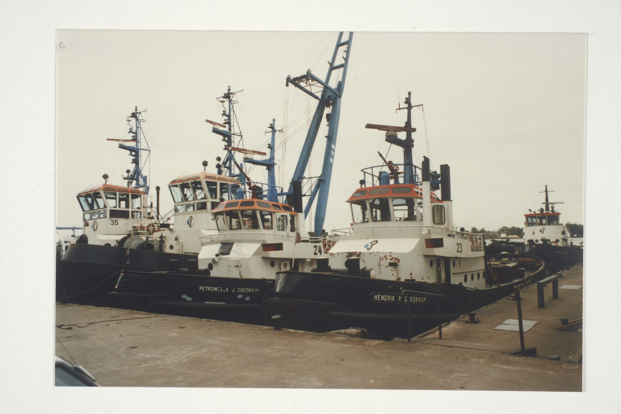 2001.1683; Bezetting en demonstratie door het personeel Goedkoop Havensleepdiensten [...]; fotoreportage