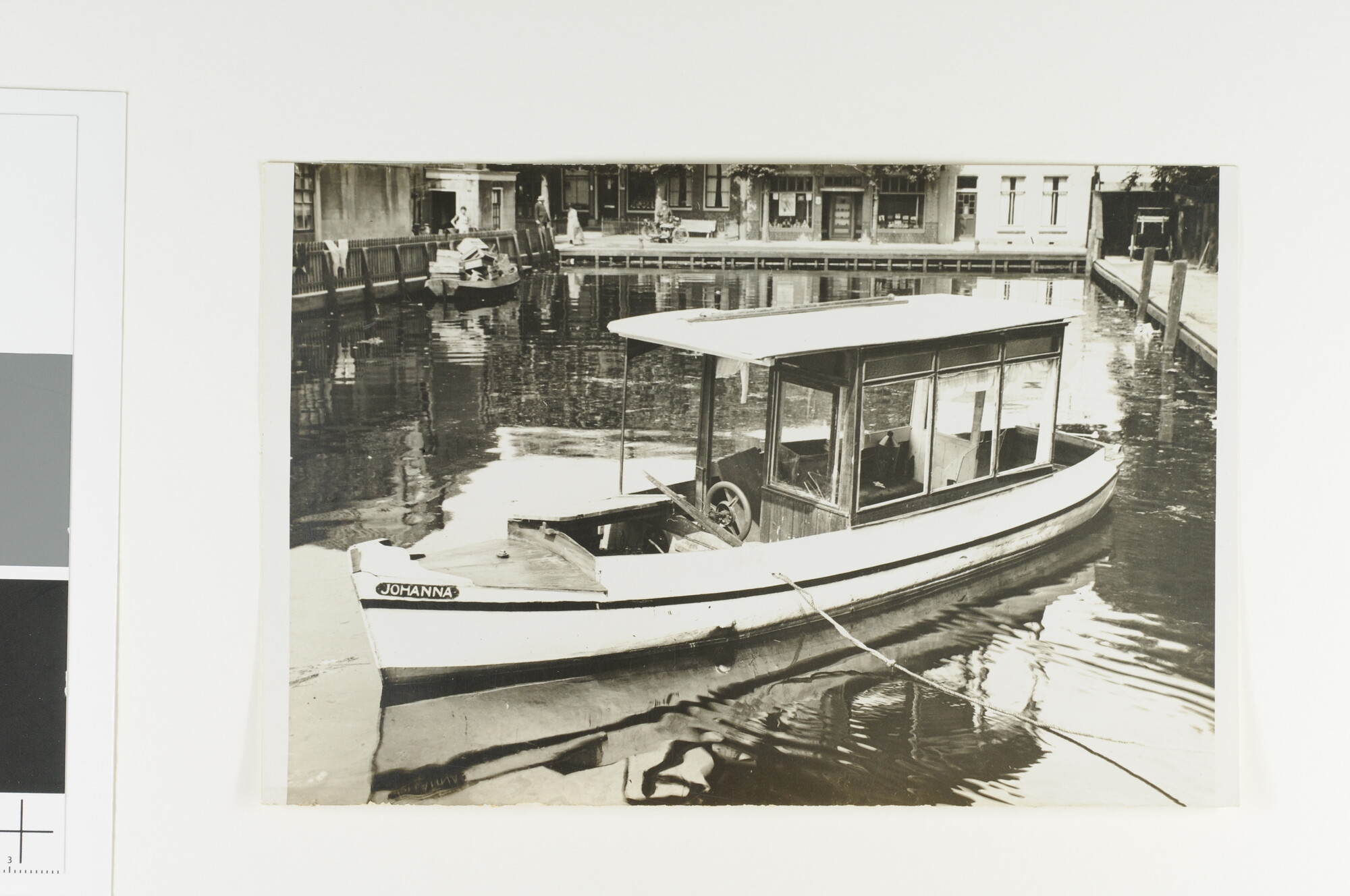 A.5675(03); Het salonbootje Johanna in een binnenhaven; foto