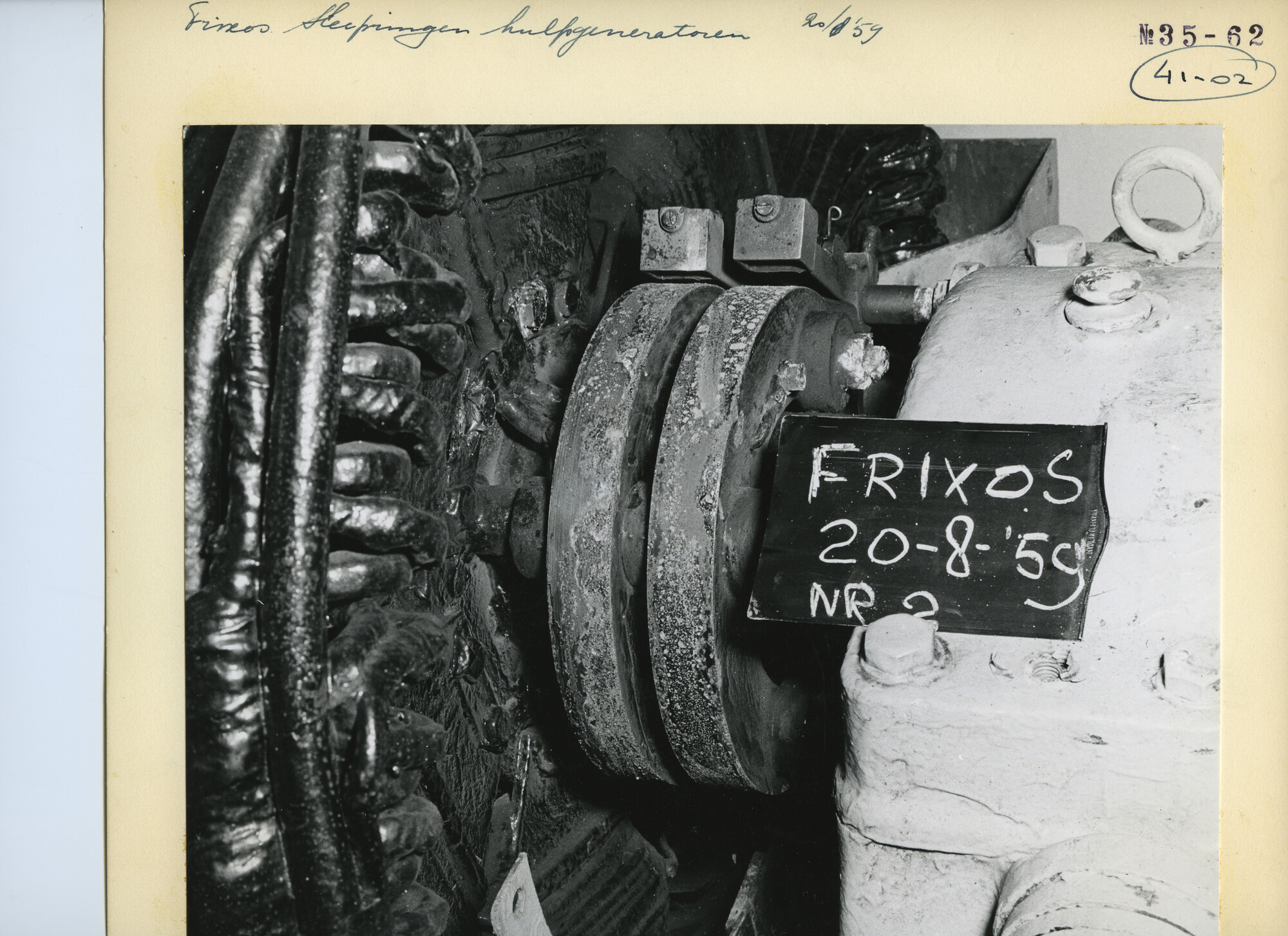 S.5444(3530)2; Foto van de hulpgeneratoren van de T2-tanker Frixos; foto