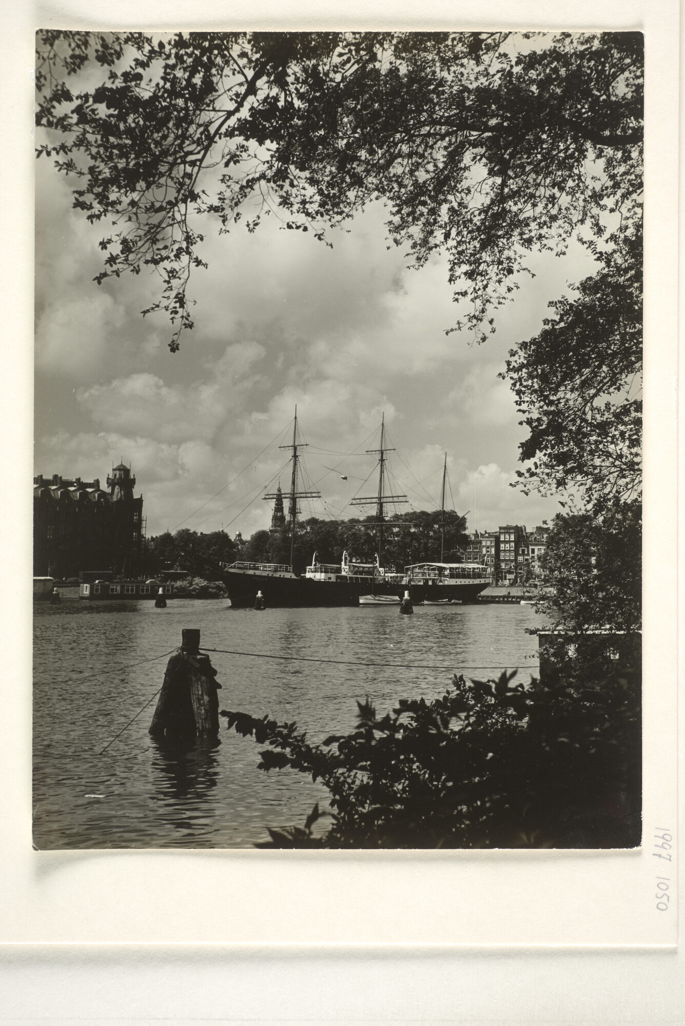 1997.1050; Gezicht op het opleidingsschip Pollux afgemeerd in het Oosterdok te [...]; foto