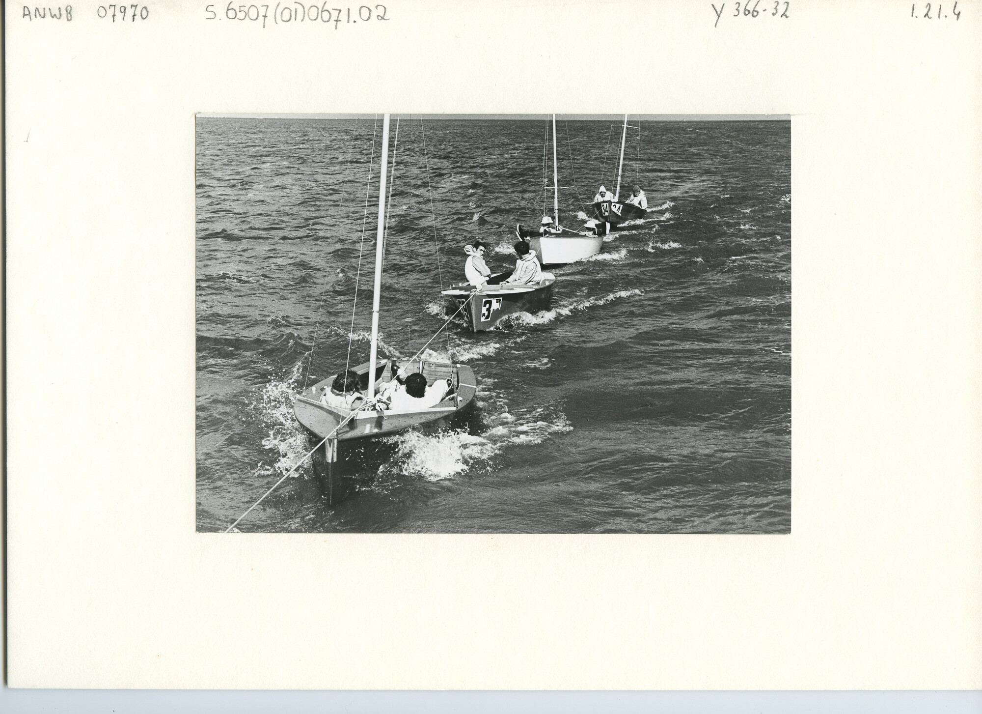 S.6507(01)0671.02; Foto van het Wereldkampioenschap Vaurien 1970 op het IJsselmeer voor Medemblik; foto