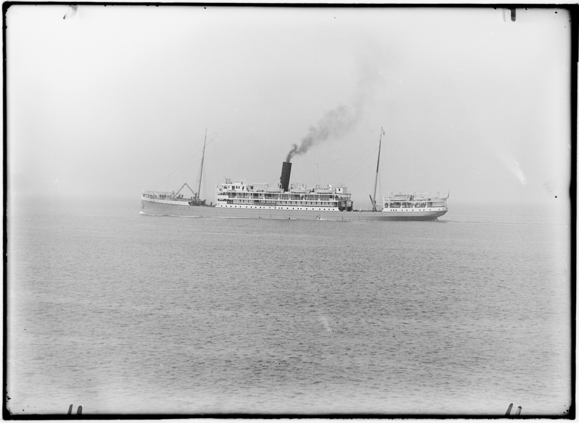 2018.1212; Glasnegatief van het vracht- en passagiersschip Goentoer (Nederlands, 1902); glasnegatief