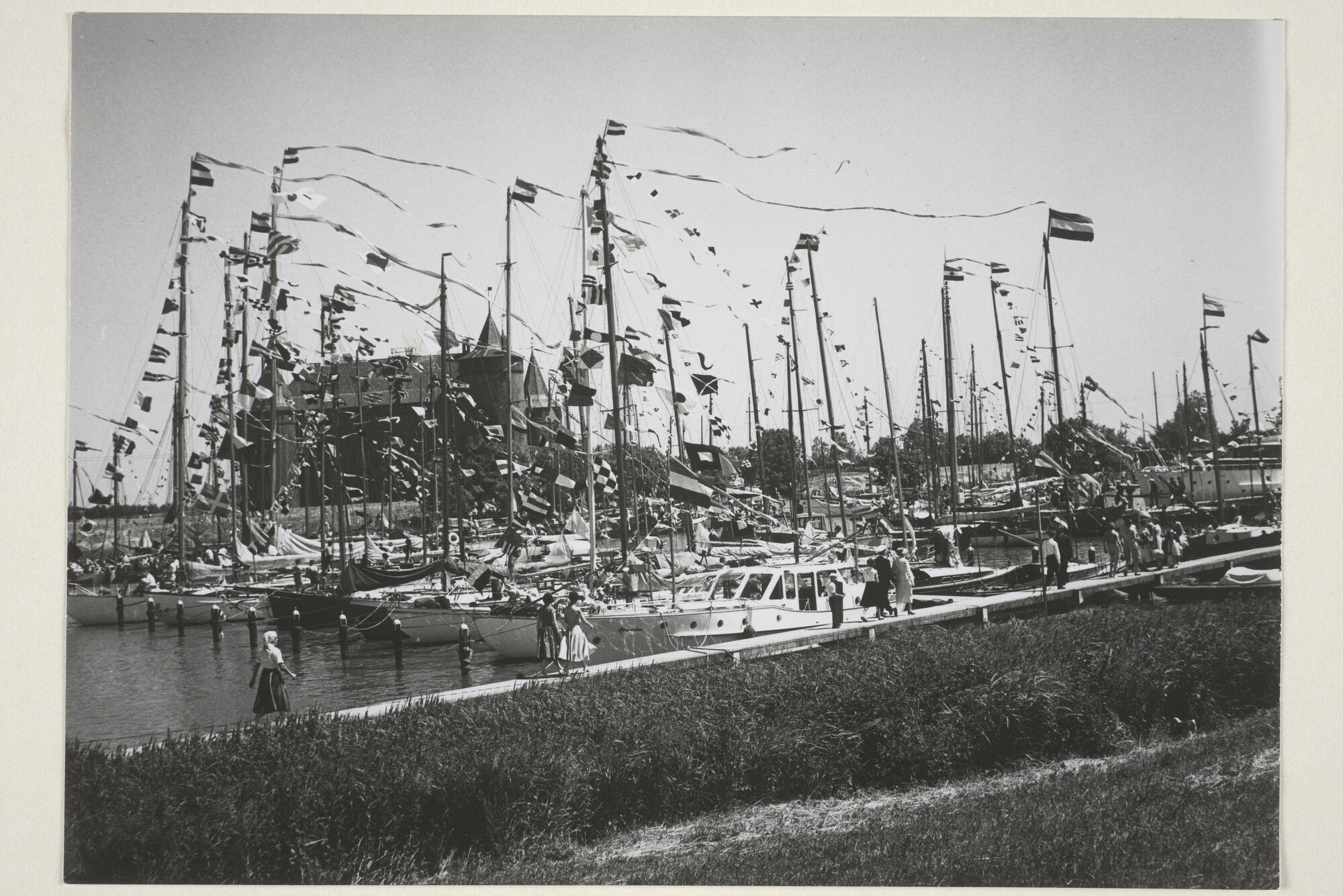 S.6507(02)1548.01; Zwart-wit foto van de overdracht van Lemsteraak De Groene Draeck aan prinses Beatrix; foto