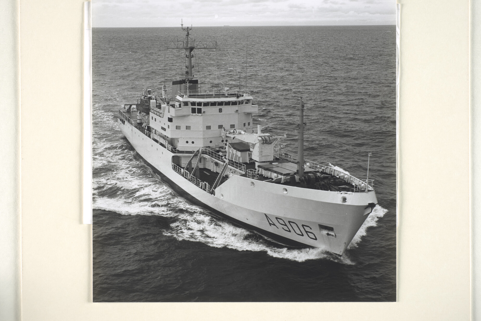 1995.1320; Een luchtfoto van het oceanografisch onderzoeksvaartuig Hr.Ms. 'Tydeman' (A 906); foto