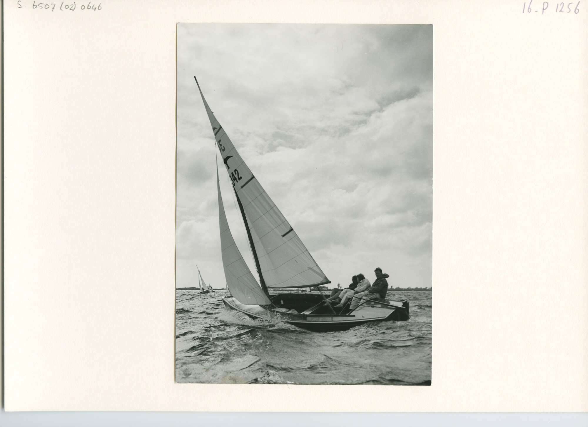 S.6507(02)0646.03; Zwart-wit foto van Valken op het Braassemermeer; foto