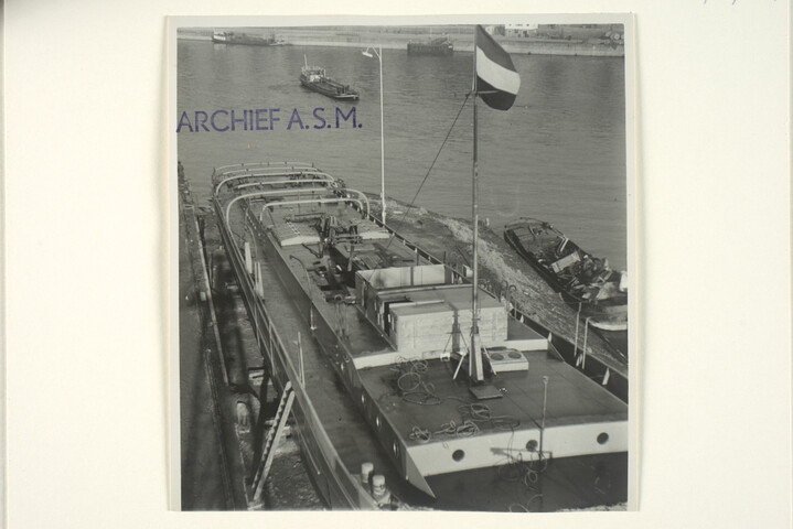 S.5219(12)0034; De riviersleepboot 'Zyhija' of 'Jarowid', beide voor Polimpex te Warschau vlak voor de tewaterlating van de helling Arnhemsche Stoomsleephelling Maatschappij; foto