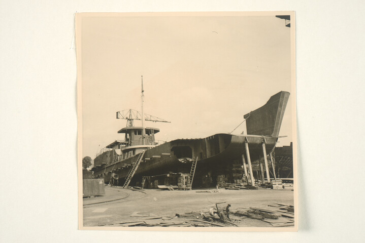 S.5219(12)0188; De op de langshelling van de ASMin aanbouw zijnde beach-landing craft 'Kais'; foto