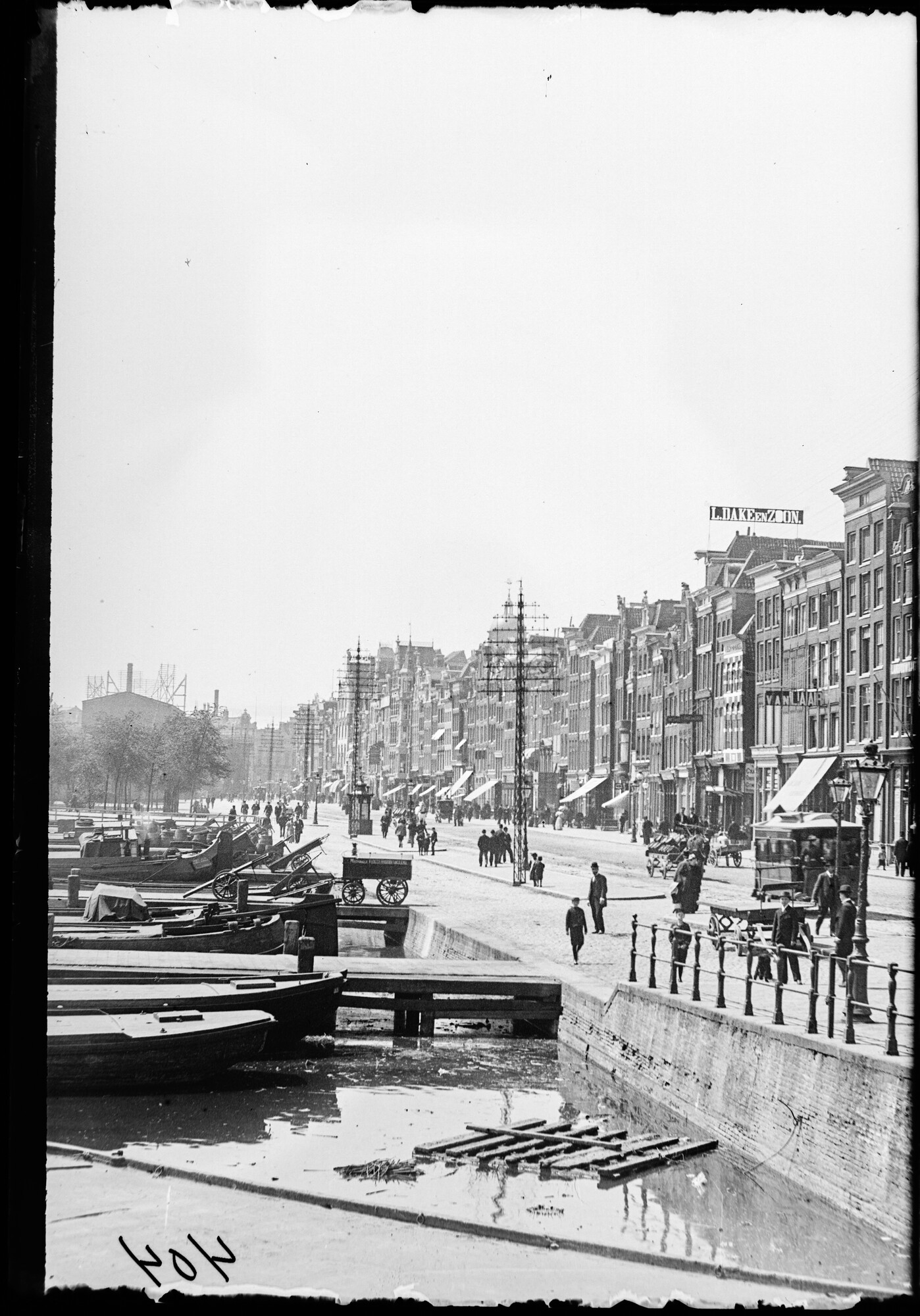 S.1156(06)115-1; Glasnegatief met gezicht op het Damrak te Amsterdam; negatief