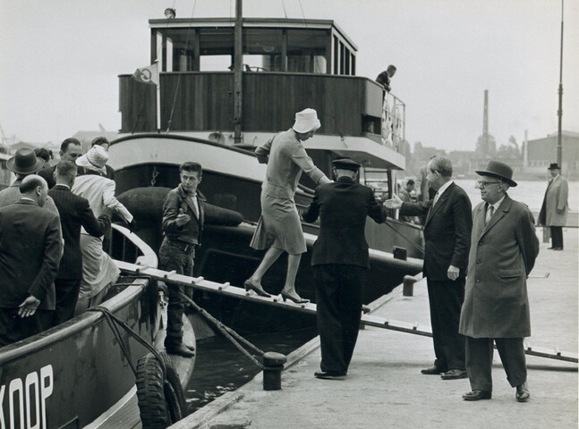 2001.1753; Foto's van de in gebruikneming van het hoofdkantoor van Reederij v/h Gebroeders Goedkoop aan de Westerdoksdijk 40 te Amsterdam in april 1962 [...]; fotoreportage