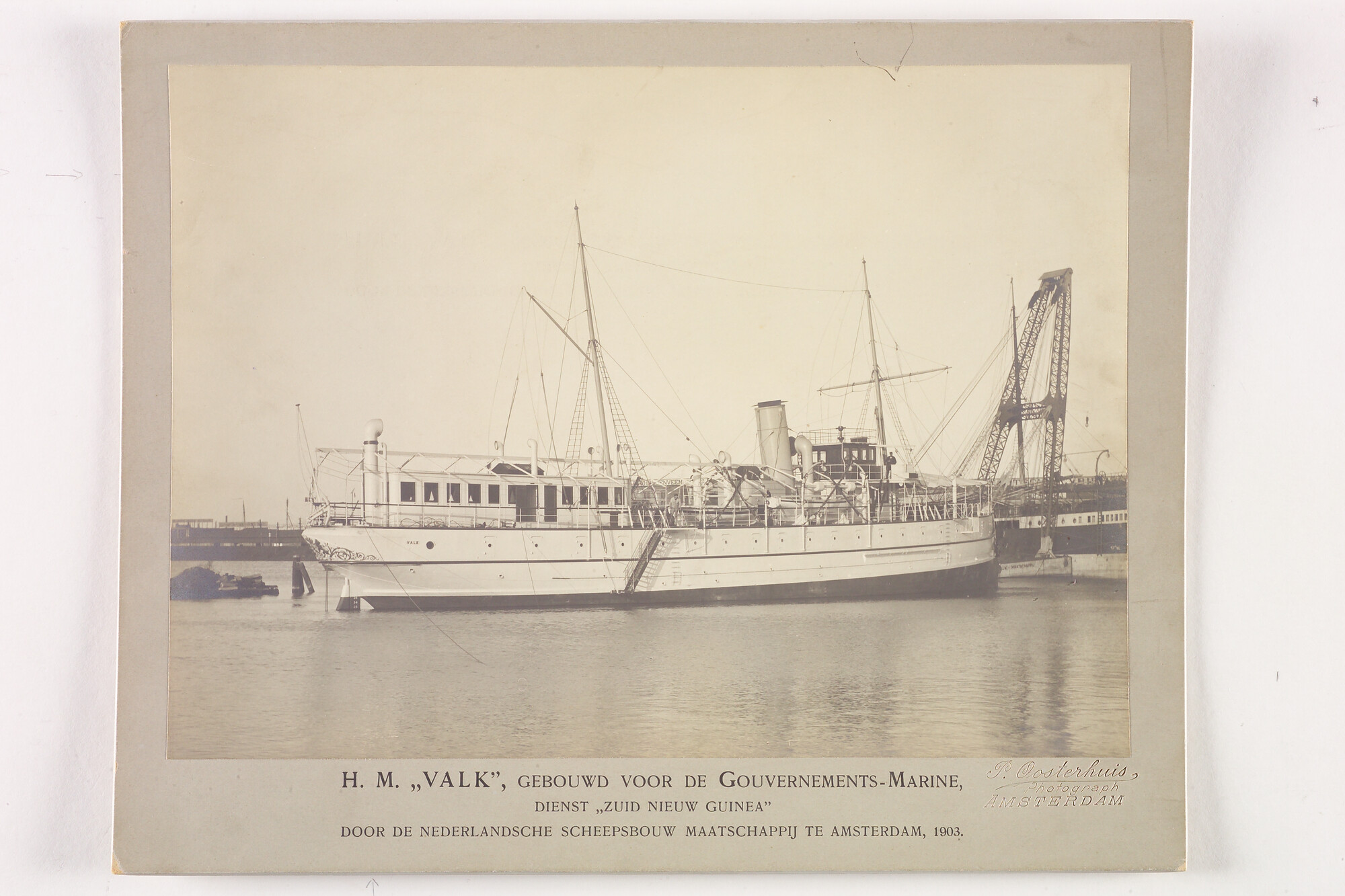 S.5444(00152)02; Foto van het Gouvernementsstoomschip 'Valk' , aan de afbouwkade; foto