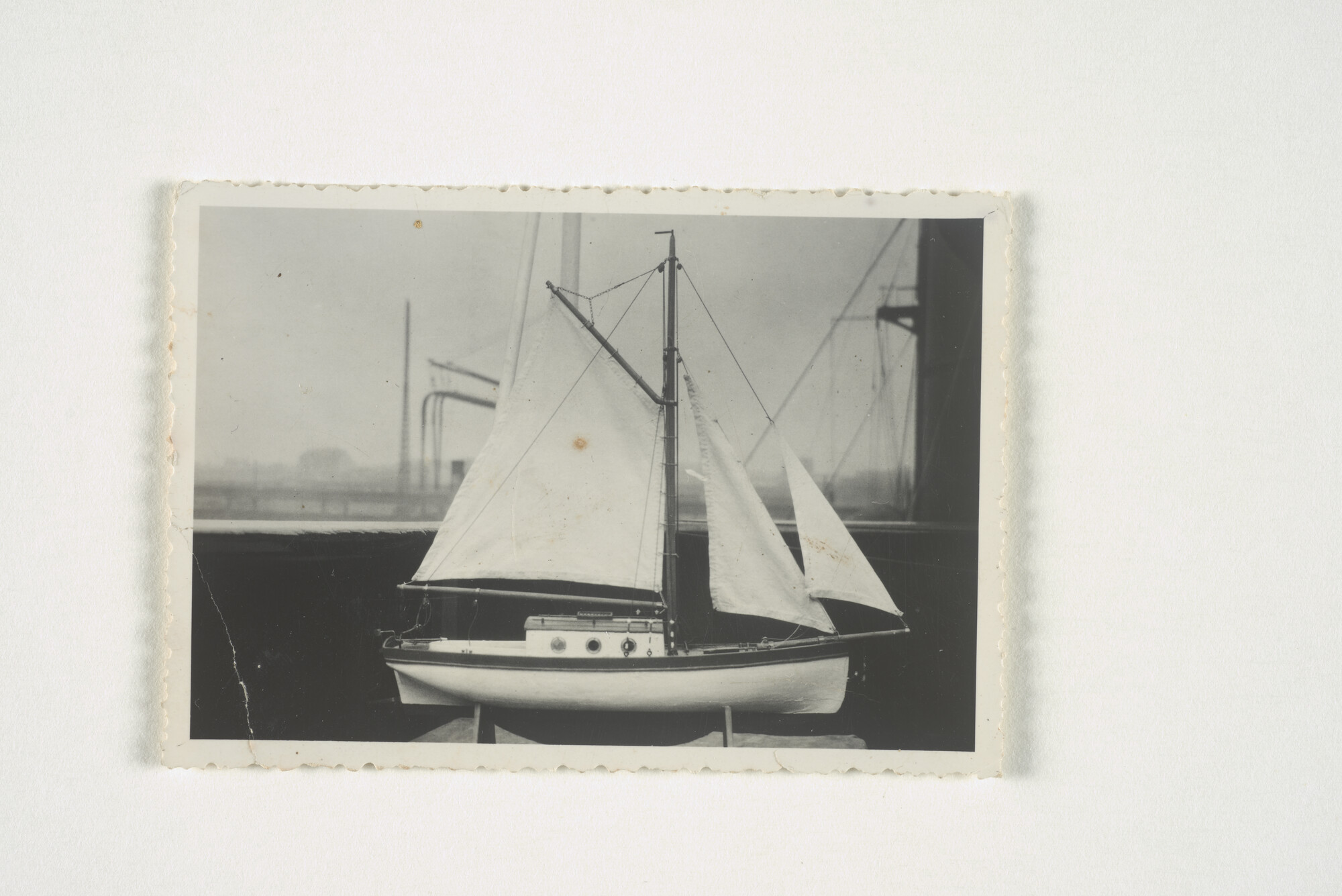 2000.1760; Foto van het scheepsmodel van de zeilsloep 'Soemba'; foto