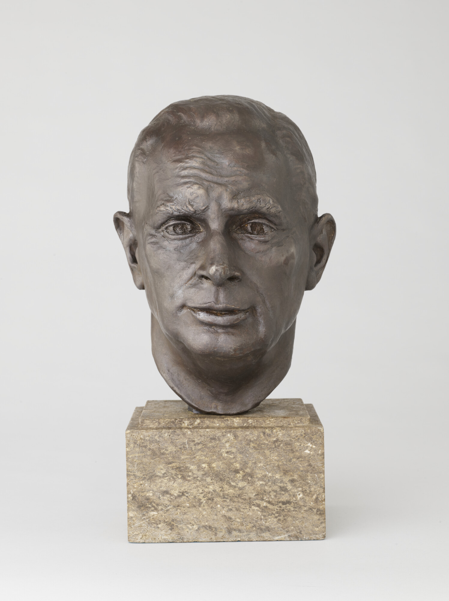 B.0276(09)h; Bronzen buste op stenen voetstuk van J. Olyslager; beeld