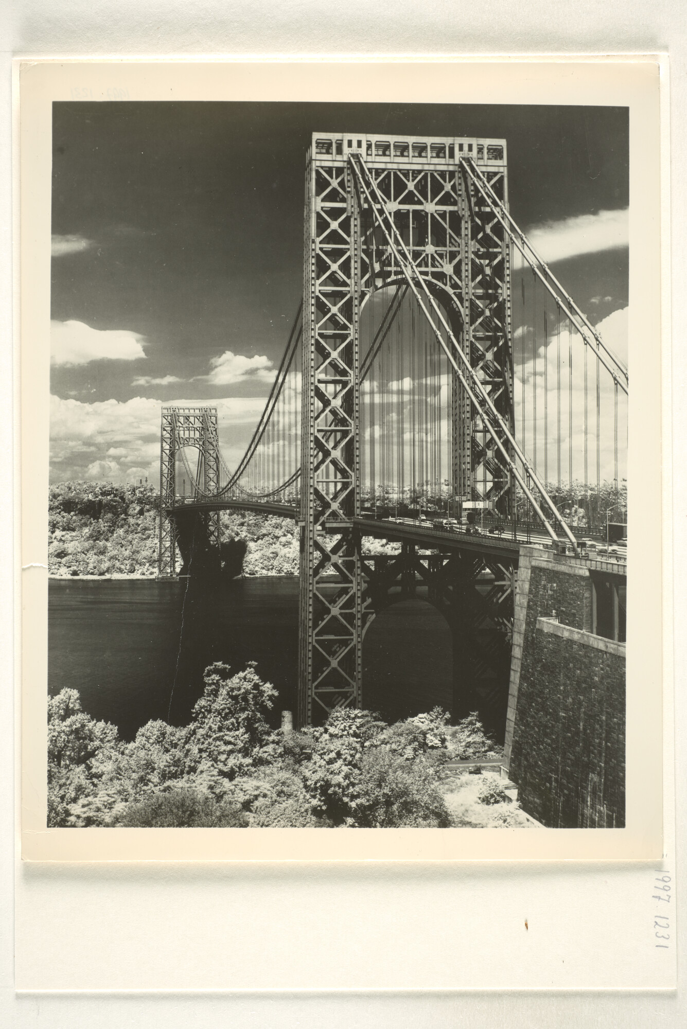 1997.1231; De George Washington Bridge over de Hudson-rivier; foto