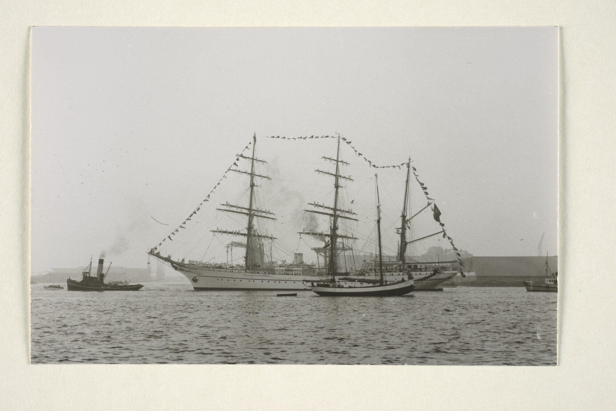 1997.1932; Het Duitse zeilende schoolschip Gorch Fock gezien bij aankomst in de haven [...]; foto