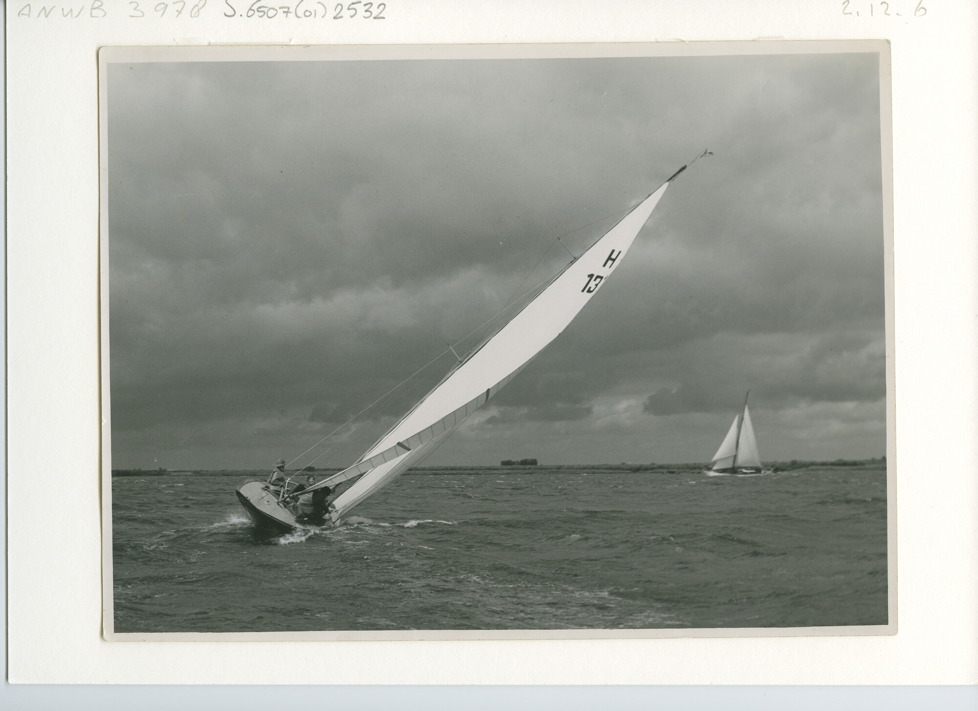 S.6507(01)2532; De scherenkruiser Kickerli (H 131) hoog aan de wind op ruim water; foto