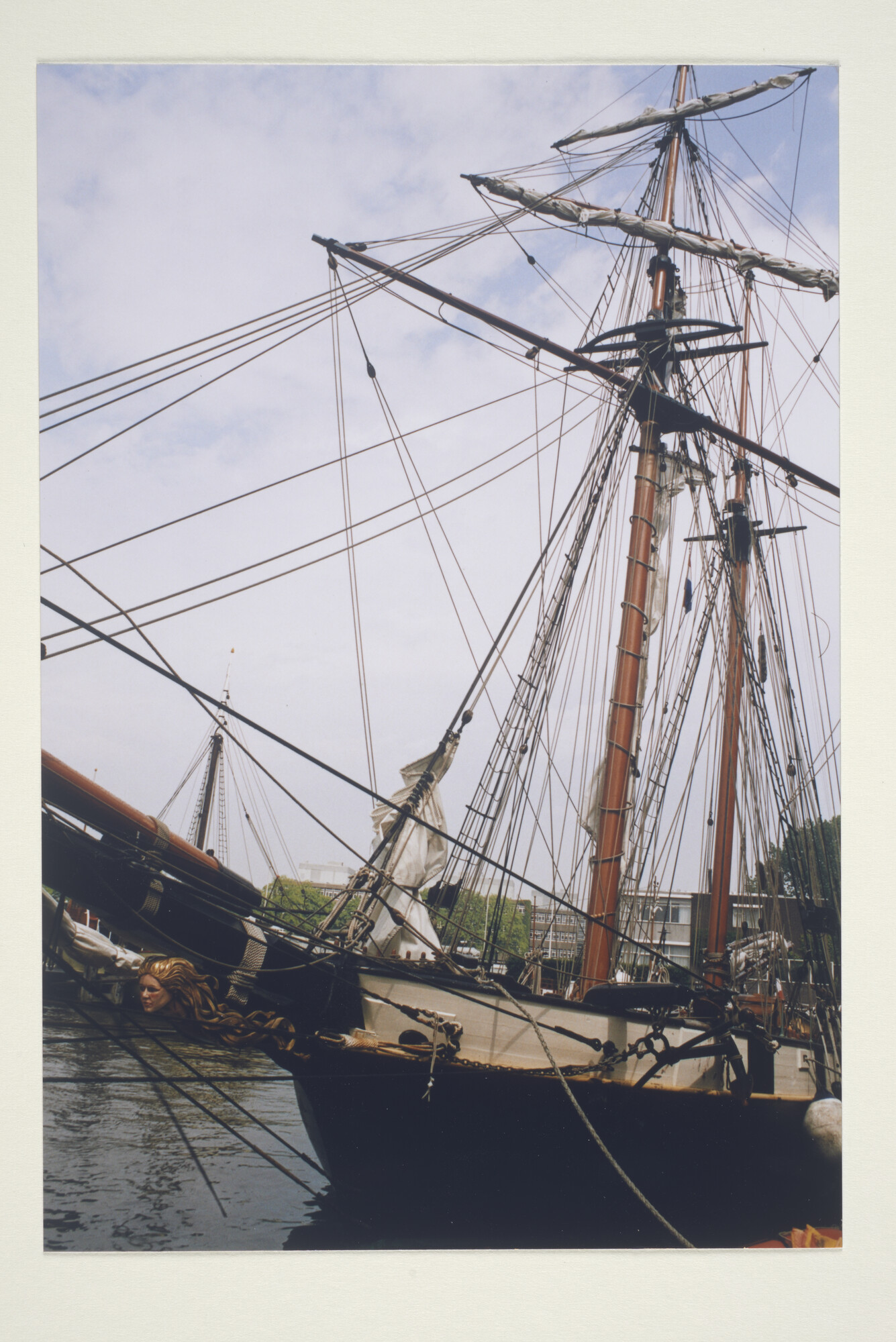 1999.3031; Kleurenfoto's van de Franse schoener 'La Recouvrance' afgemeerd aan de steiger van het Nederlands Scheepvaartmuseum tijdens de presentatie van Brest 2000 [...]; fotoreportage