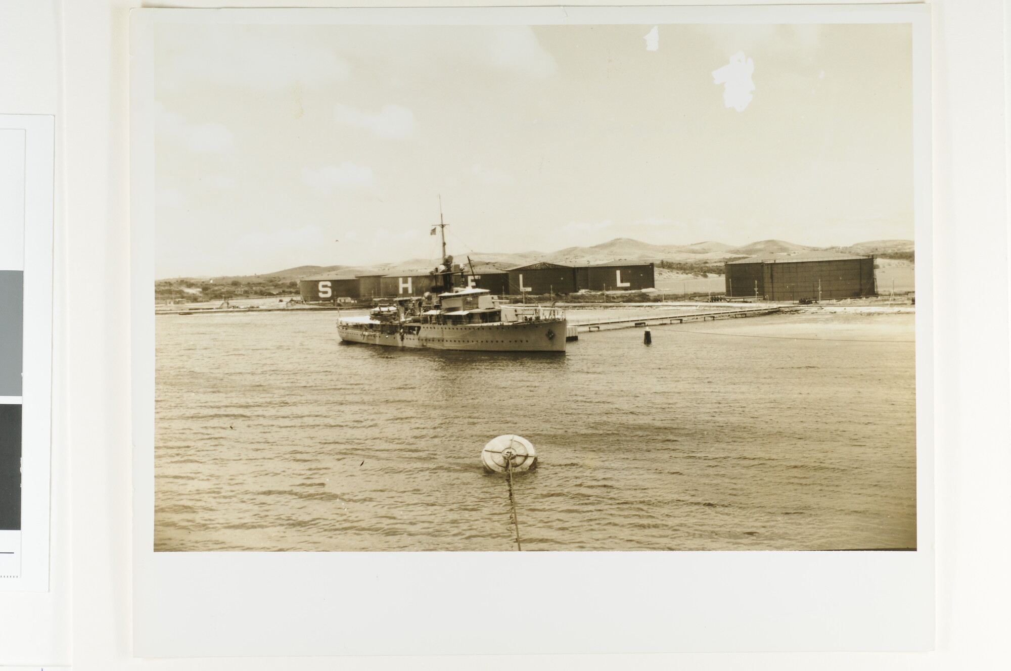 S.5647(150)23; Het flottieljevaartuig Hr.Ms. 'Johan Maurits van Nassau' ligt afgemeerd bij de Shell-raffinaderij te Curaçao [...]; foto