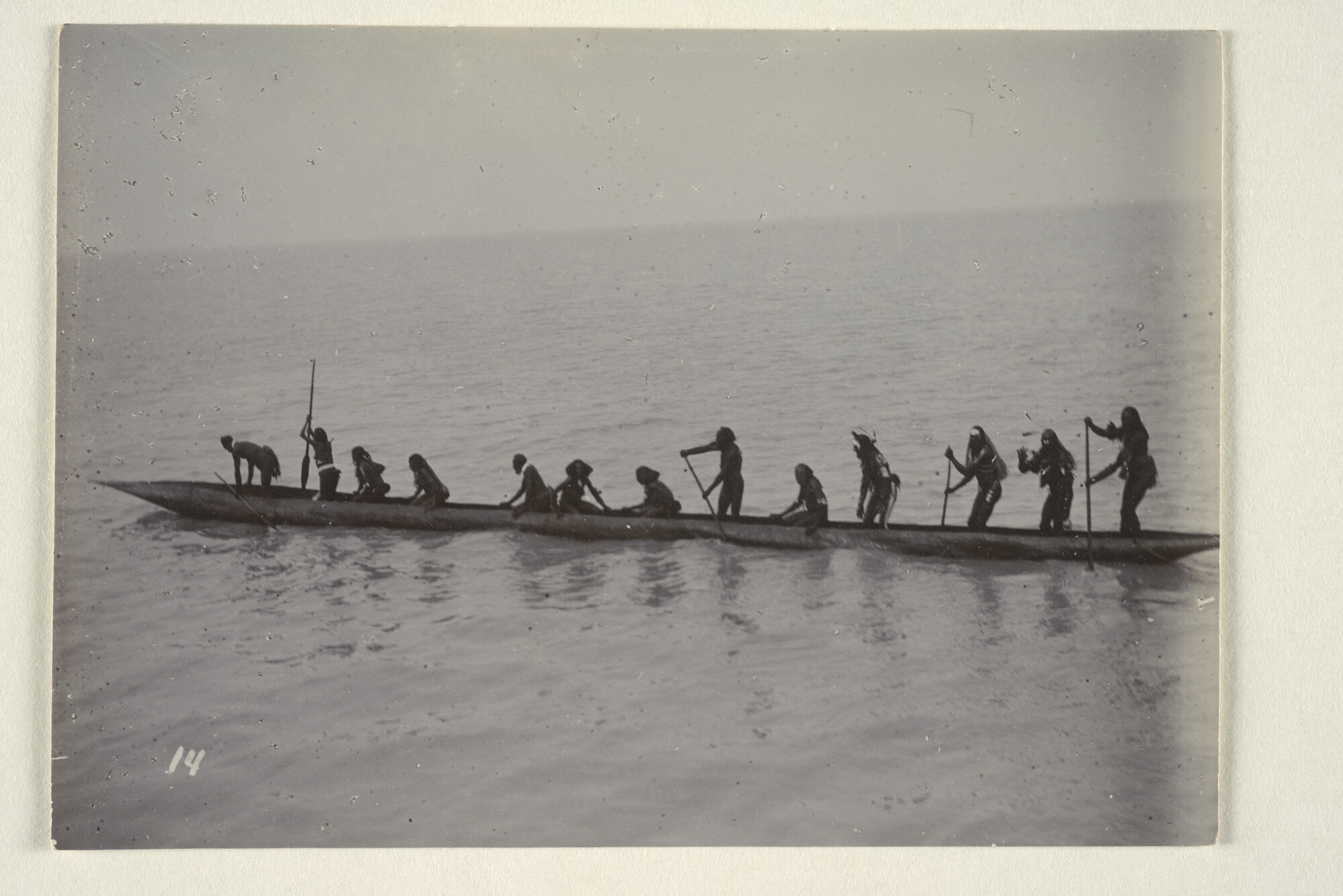 1997.1303; Papoeas varen rond het schroefstoomschip 4e klasse Hr.Ms. Ceram in de [...]; fotoreportage
