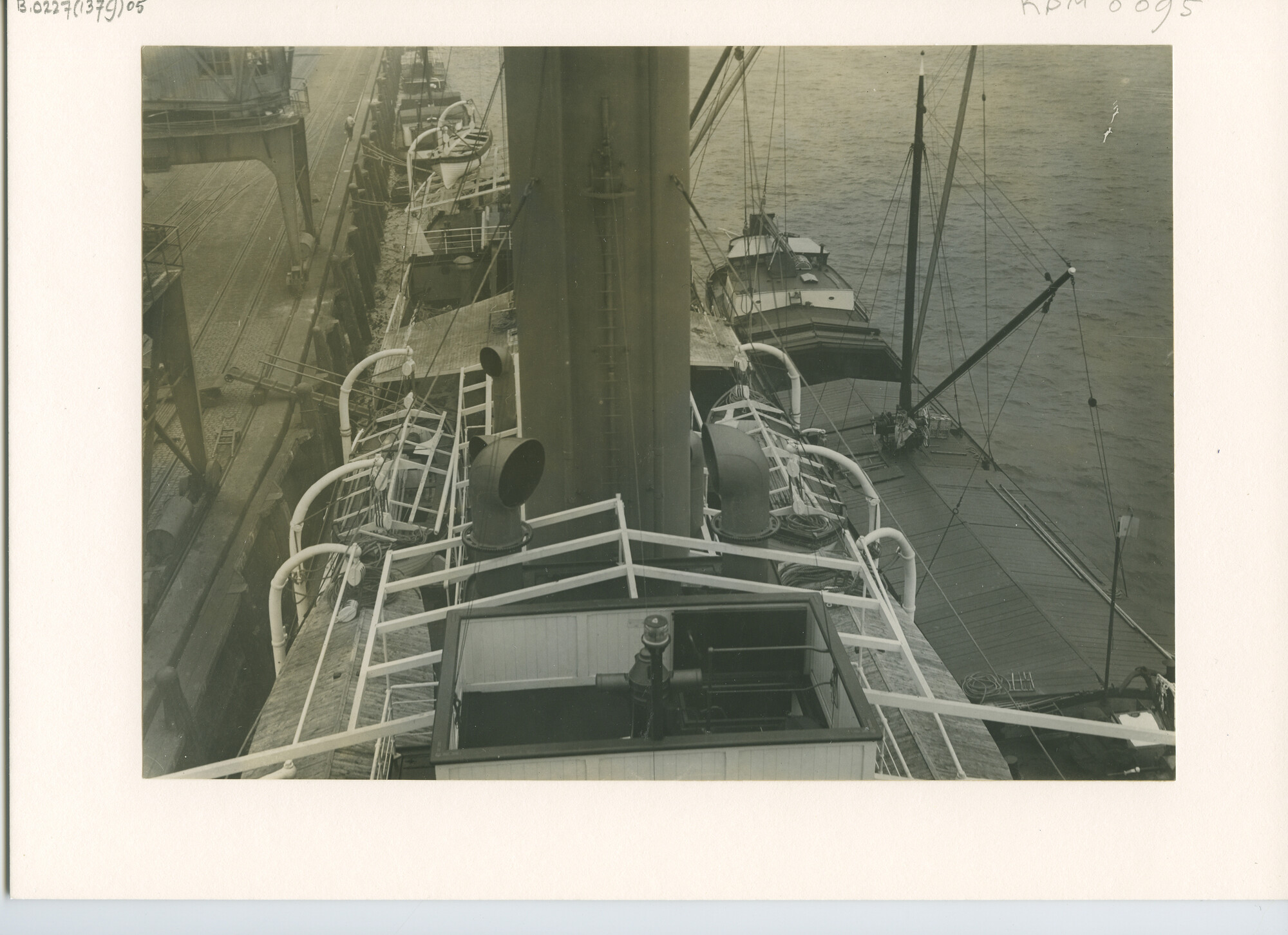 B.0227(1379)05; Foto genomen a/b ss. Sigli voor het vertrek naar Indië; foto
