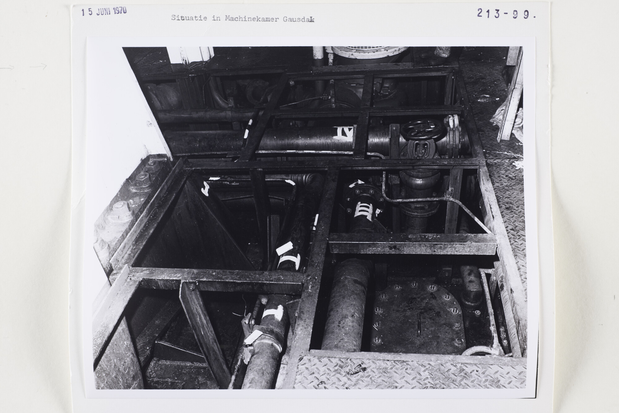 S.5444(5132)6; Situatiefoto van de toestand in de motorkamer van de Gausdal; foto