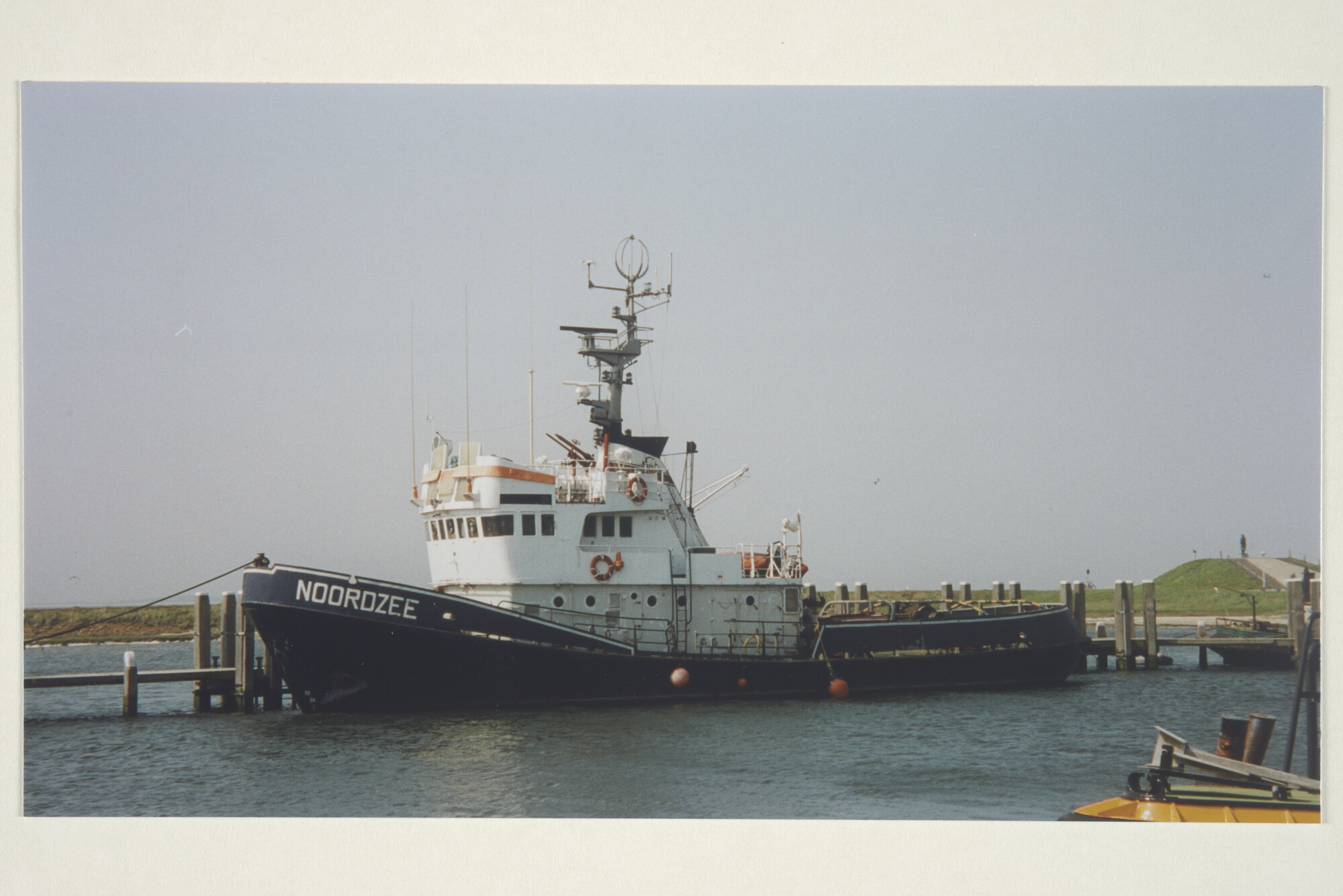 1999.0910; Kleurenfoto van de sleepboot Noordzee (ex- Hurigan) van Sleep en Bergingsbedrijf I & C Rijf uit Terschelling gezien aan de steiger te Terschelling [...]; foto