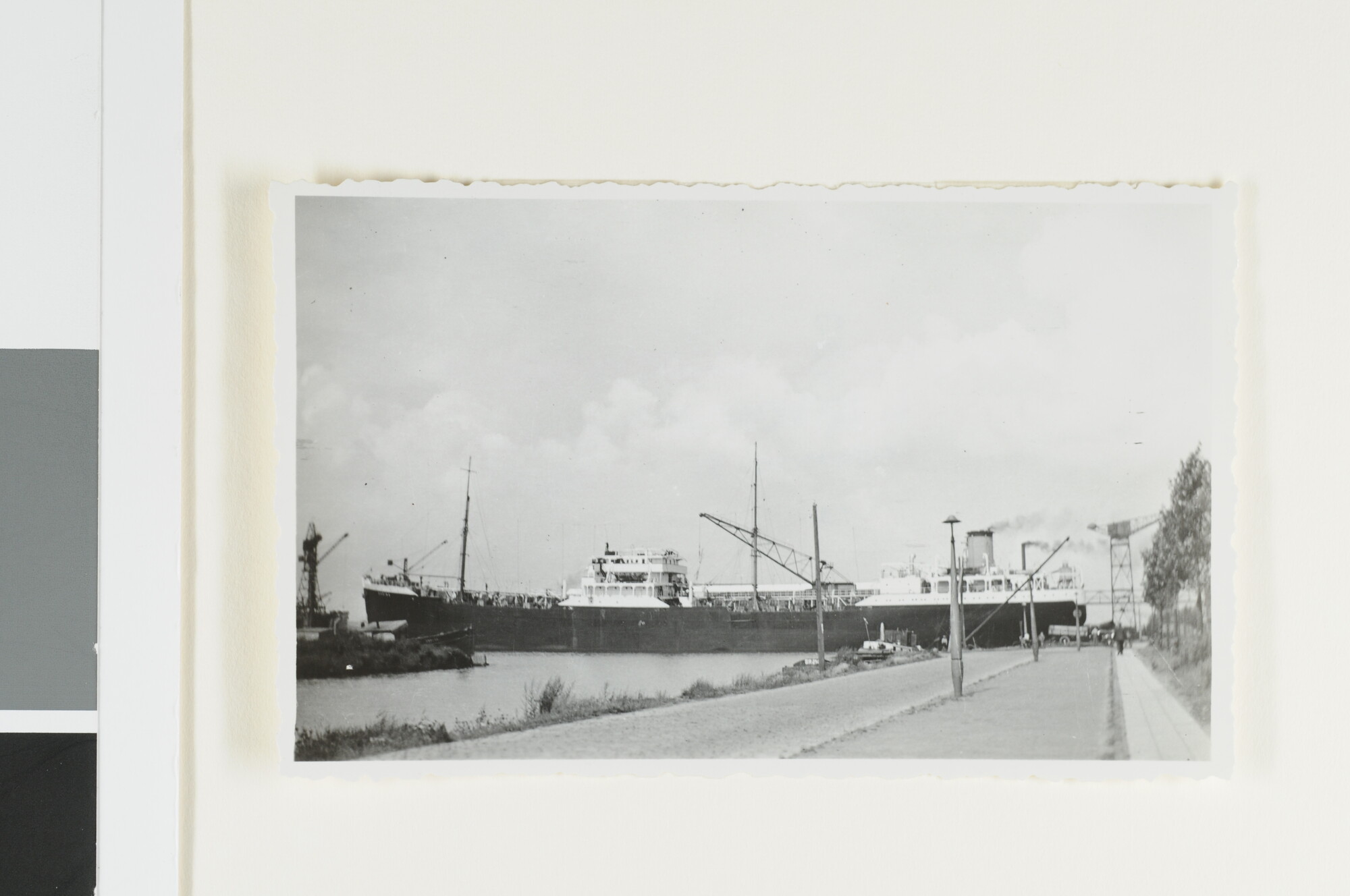 S.4380(04)605; De tanker ms. Ondina van Petroleum Maatschappij La Corona gezien te Amsterdam; foto