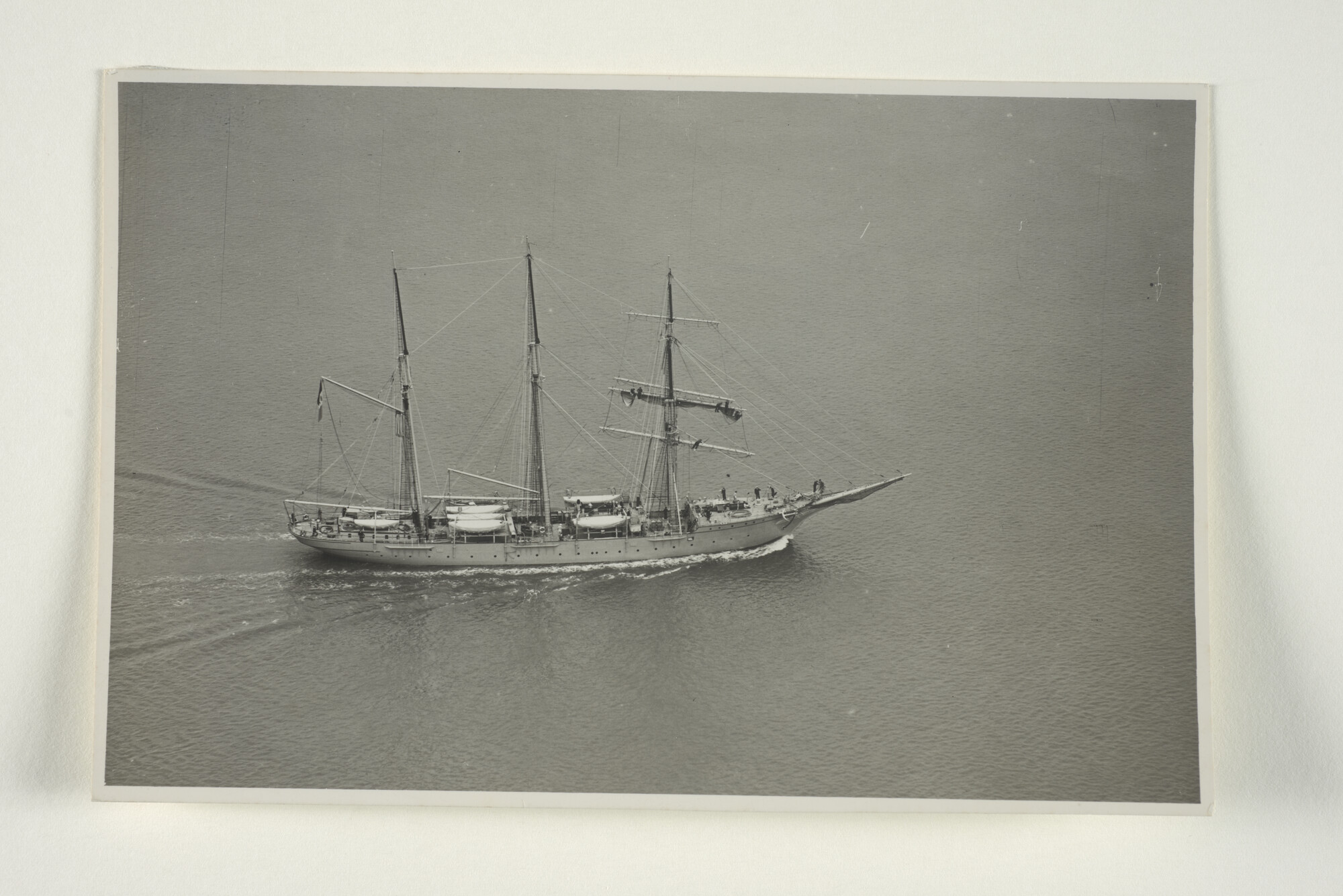 1999.3880; Luchtfoto van de Belgische 3 mast stalen bark 'Mercator' van de Zeevaart Vereeniging België te Brussel op volle zee varende (met gebruik van de motor), 1946; foto