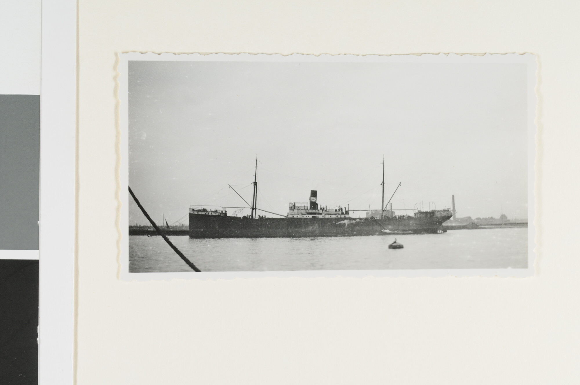 S.4380(04)591; Het vrachtschip ss. Eemstroom (ex- Ambon) van de Holland West Afrika [...]; foto