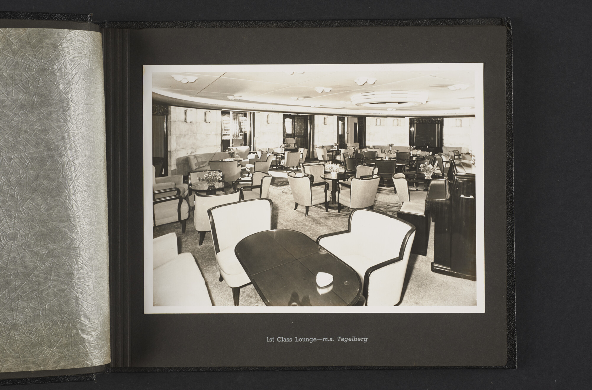 2015.1295; Fotoalbum van de Royal Interocean Lines met (hoofdzakelijk) interieurfoto’s van de Tegelberg, Tjitjalengka en Straat Makassar; fotoalbum